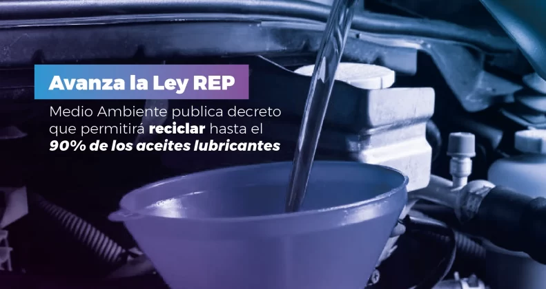 Un nuevo hito en la implementación de la ley de Responsabilidad Extendida del Productor (REP) -también conocida como Ley del Reciclaje- se vivió este lunes al publicarse en el Diario Oficial el decreto que fija las metas de recolección y valorización para los aceites lubricantes, uno de los productos declarados como prioritarios en la legislación. El ministro (s) del Medio Ambiente, Maximiliano Proaño, explicó que el decreto establece que, de forma gradual, se recolecten y valoricen el 90% de los aceites lubricantes usados en el país. “Se estima que en Chile se generan unas 126.000 toneladas de aceites lubricantes usados, pero sólo el 47% son tratadas de conformidad con la regulación vigente, mientras que el resto tiene un destino desconocido”, detalló. Tras visitar el taller automotriz AutoGalvez, en Lo Espejo, y conocer la manera en que recolectan los aceites y son entregados a Futuroil, empresa que los valoriza, el ministro (s) Proaño comentó que “estamos muy contentos de este importante hito medioambiental para Chile. Comenzaremos con la obligación de recolectar y reciclar el 50% de los aceites lubricantes usados, e iremos incrementando gradualmente hasta llegar al 90% al año 12. Son metas exigentes, pero daremos un tiempo de dos años para que la industria se adapte a las nuevas exigencias y comiencen a regir las primeras metas”. La autoridad ambiental explicó que este decreto de la ley REP no solo involucra a los productores de aceites lubricantes, sino también a otros actores relevantes en la cadena, como son los comercializadores y los talleres, ya que las personas podrán entregar los aceites lubricantes usados en cualquiera de estos recintos. “Además, se promoverá la inversión sustentable. Para cumplir las metas necesitaremos más plantas que sean capaces de reciclar todo este aceite. Habrá más y mejor trabajo e impulsaremos nuevos emprendimientos verdes para Chile”, cerró el ministro (s) Maximiliano Proaño. FONTE: https://www.diariosustentable.com/2024/11/avanza-la-ley-rep-medio-ambiente-publica-decreto-que-permitira-reciclar-hasta-el-90-de-los-aceites-lubricantes/